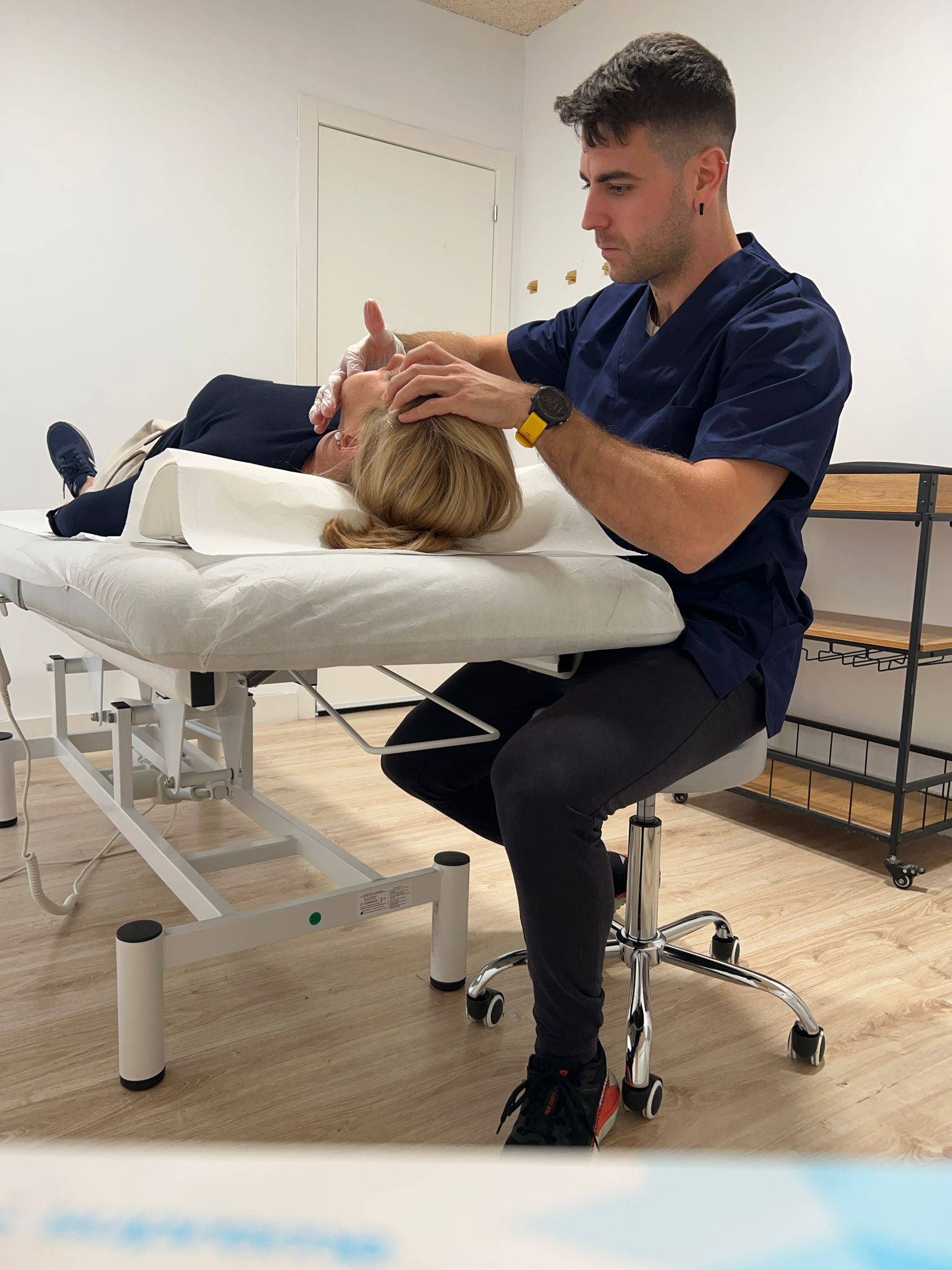 Marcos Salas realizando osteopatía craneal a un paciente